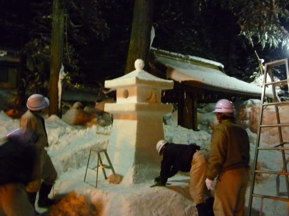 【平成23年の情報】いよいよ明日はプレ点灯!次々と雪灯篭が作られていきます。