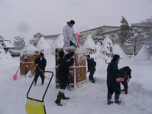 〔平成20年の情報〕一足早く、雪灯篭製作!