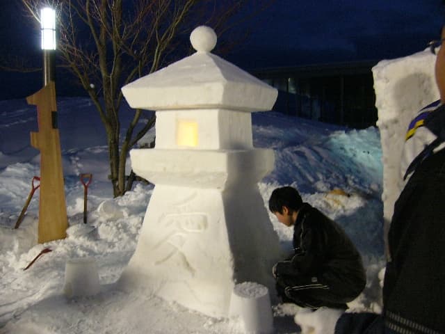 〔平成20年の情報〕NHKの取材で魅せた職人の雪灯篭!